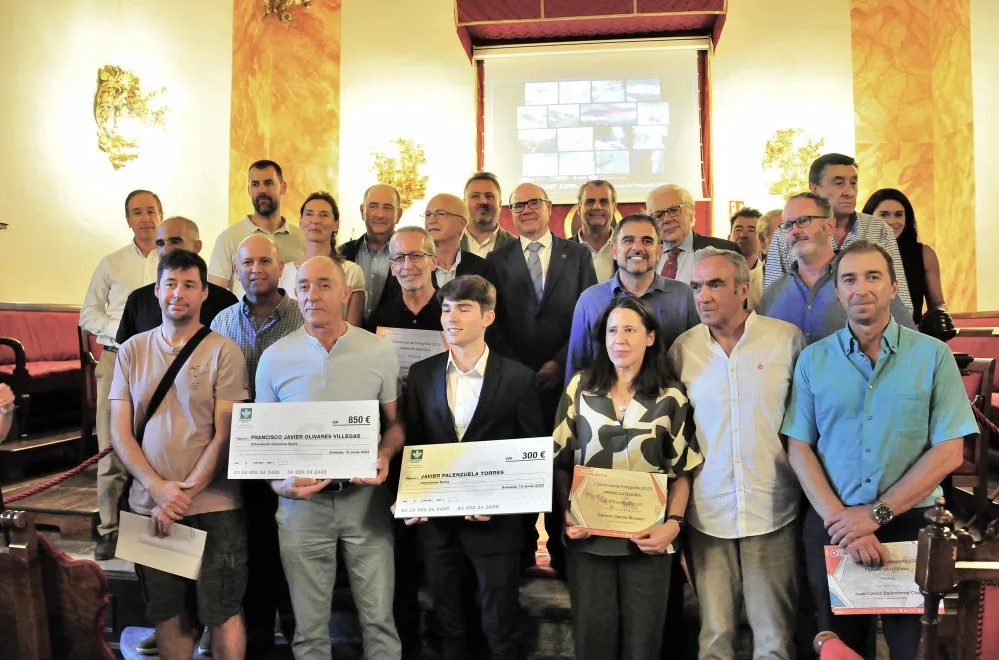 Don Pedro Mercado hace la entrega de premios a los participantes del concurso 