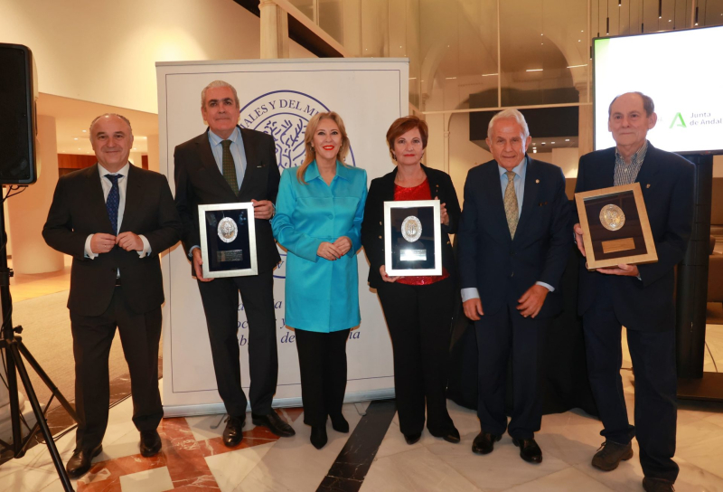 Recoge el premio la directora del Instituto del agua, la Dra. Presentación Carrillo (tercera desde la derecha), en el acto de celebración de los premios.